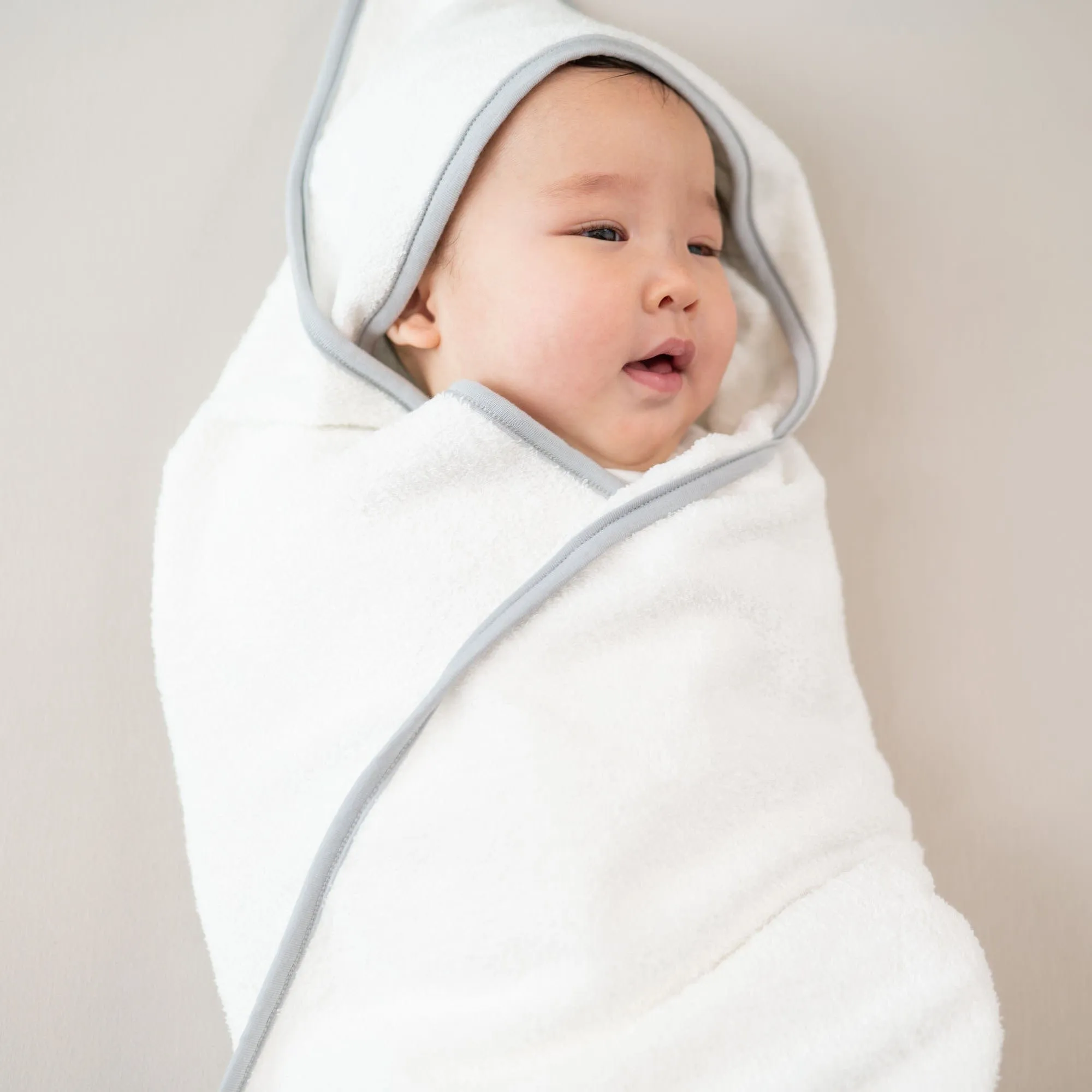 Hooded Bath Towel in Cloud with Storm Trim